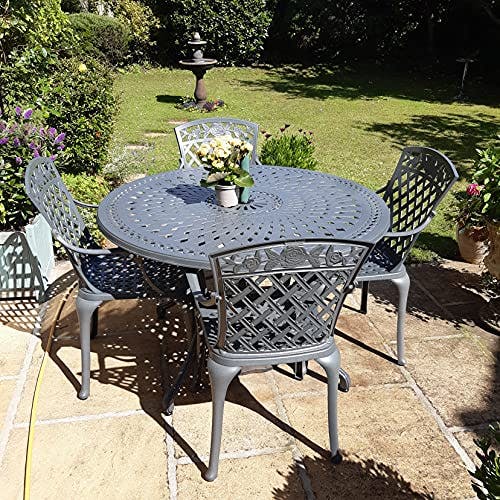 Lazy Susan Alice 4-Sitzer Gartentisch und Stühle Set rund | wartungsfrei | wetterfest | Aluminiumguss | Schiefer-Finish | Rose Stühle | Blaue Kissen