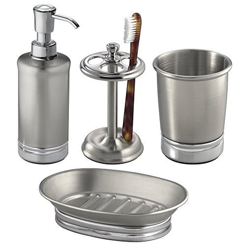 mDesign 4er-Set Badaccessoires aus Edelstahl – Set, bestehend aus Seifenspender, Seifenschale, Zahnputzbecher und Zahnbürstenhalter – Badgarnitur für den Waschtisch – Silber